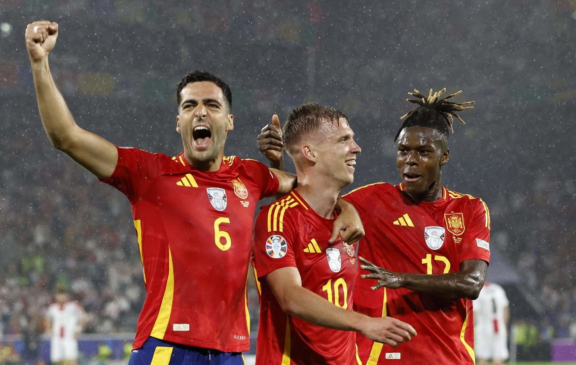 Dani Olmo celebra con sus compañeros Mikel Merino (I) y Nico Williams tras el partido de octavos que han jugado España y Georgia en Colonia, Alemania.EFE/EPA/ROBERT GHEMENT