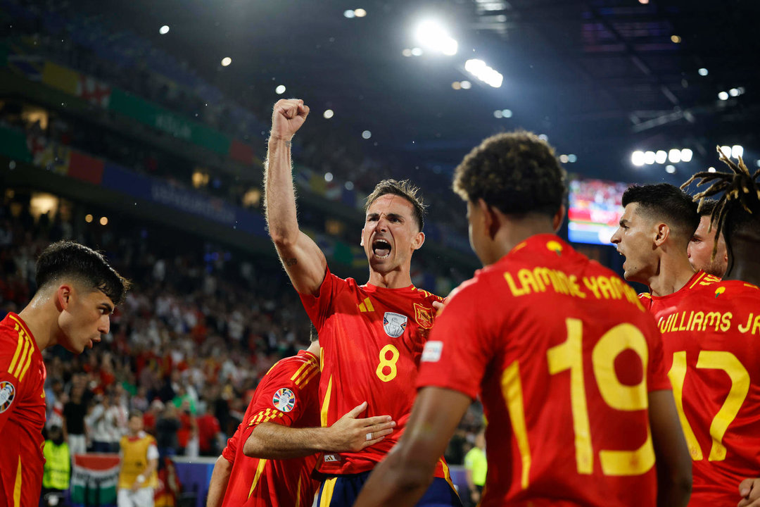 El centrocampista de la selección española de fútbol Fabián Ruiz (2-i) celebra con sus compañeros tras marcar el segundo gol ante Georgia, durante el partido de octavos de final de la Eurocopa que las selecciones de España y Georgia disputaron en Colonia. EFE/Alberto Estévez