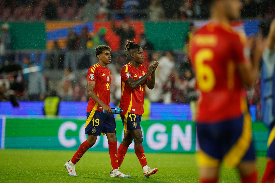 Los jugadores de la selección española Lamine Yamal (i) y Nico Williams, al finalizar el partido de octavos de final de la Eurocopa que las selecciones de España y Georgia disputaron en Colonia. EFE/Alberto Estévez