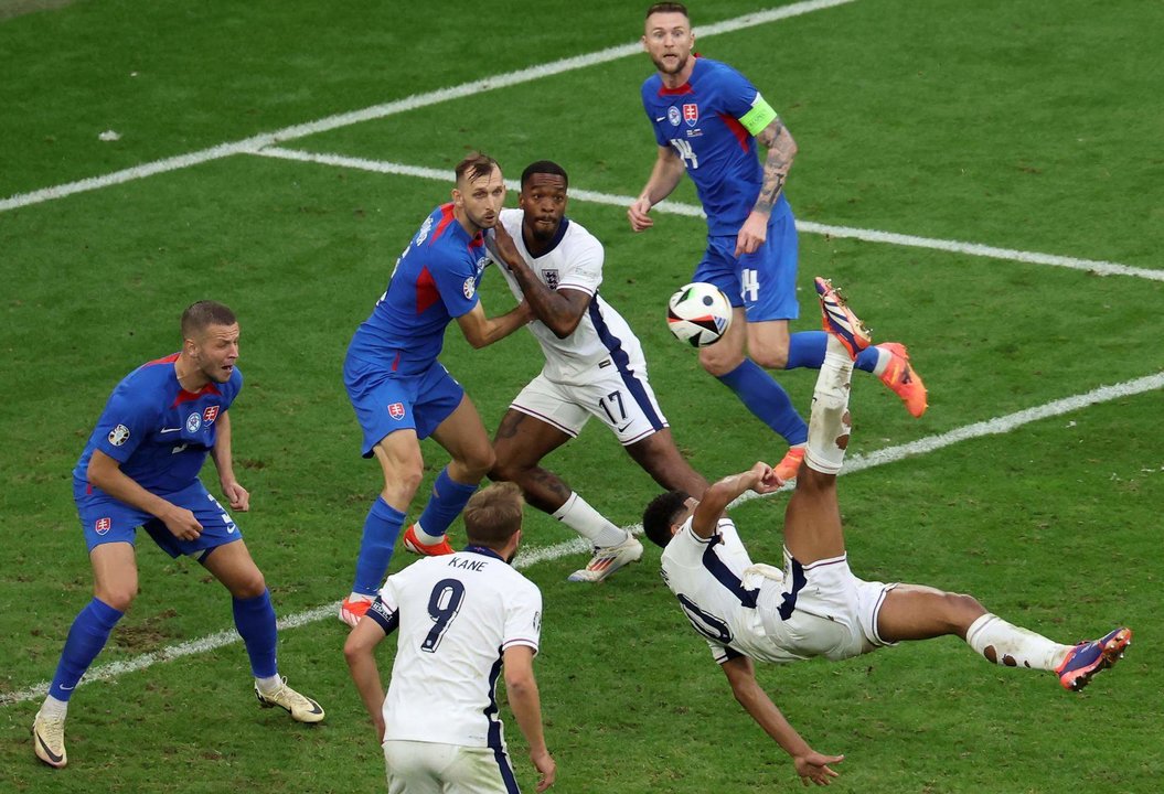 El jugador inglés Jude Bellingham de Inglaterra (d) anota el gol del empate 1-1 durante el partido de octavos de la Eurocopa entre Inglaterra y Eslovaquia, en Gelsenkirchen, Alemania. EFE/EPA/GEORGI LICOVSKI