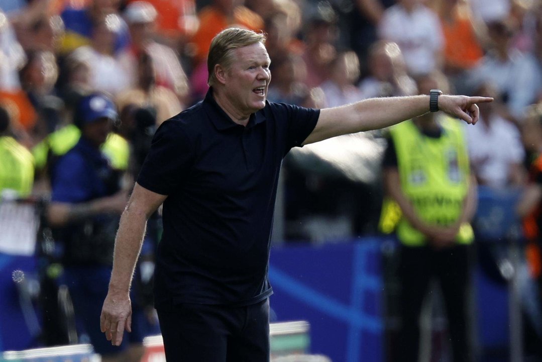 El seleccionador de Países Bajos Ronald Koeman durante el partido de la Eurocopa del grupo D se equipo contra Austria, en Berlín, Alemania. EFE/EPA/ROBERT GHEMENT