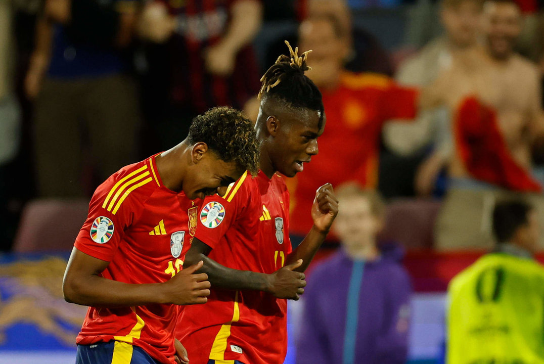 Nico Williams (d) y Lamine Yamal (i), celebran un gol frente a Georgia. EFE/Alberto Estevez