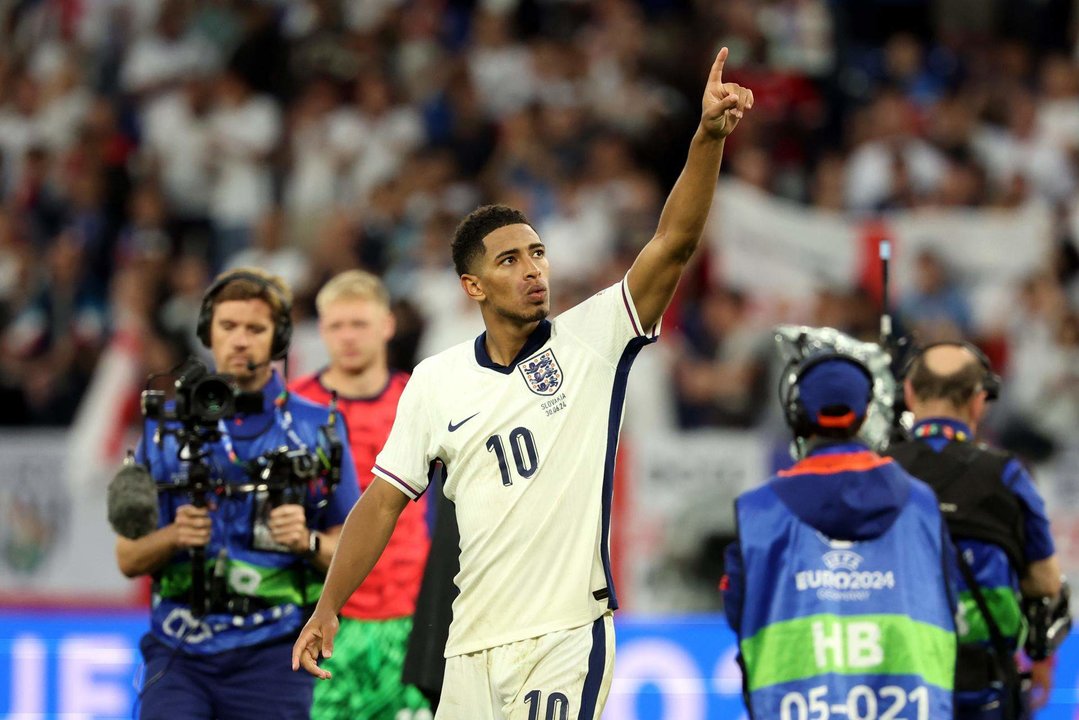 El medio Jude Bellingham celebra su gol a Eslovaquioa en Gelsenkirchen, Alemania. EFE/EPA/FRIEDEMANN VOGEL