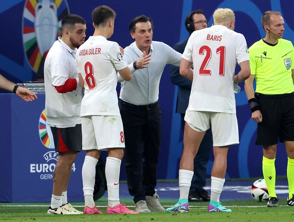 El entrenador Vincenzo Montella (C) dialoha con sus jugadores Baris Alper y Arda Güler durante el partido qe la primera fase que jugaron turcos y checos en Hamburgo, Alemania. EFE/EPA/ABEDIN TAHERKENAREH