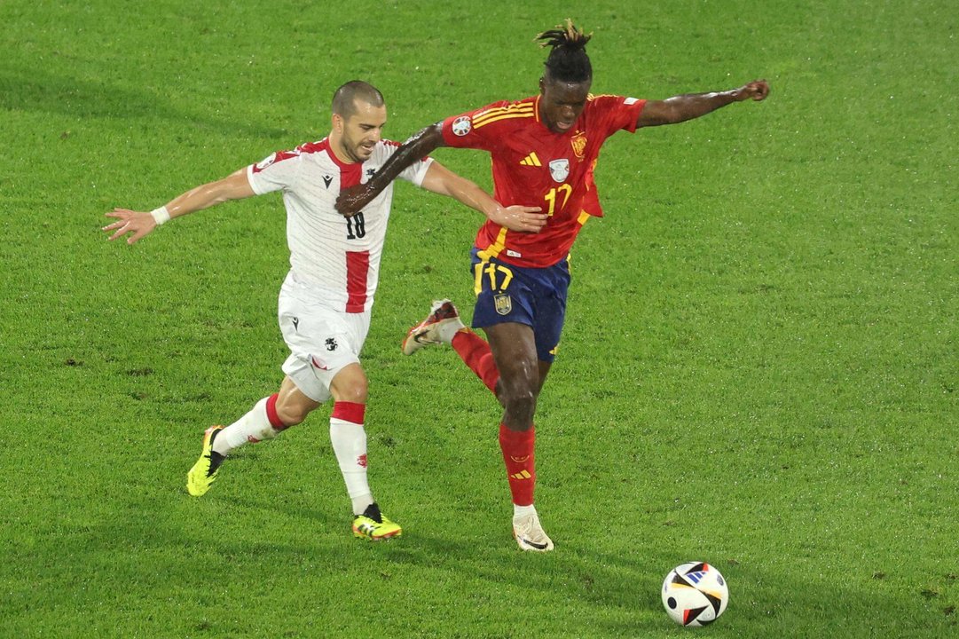 El delantero de España Nico Williams (d) durante el partido de octavos de final de la Eurocopa de fútbol entre España y Georgia, este domingo en Colonia. EFE/EPA/MOHAMED MESSARA