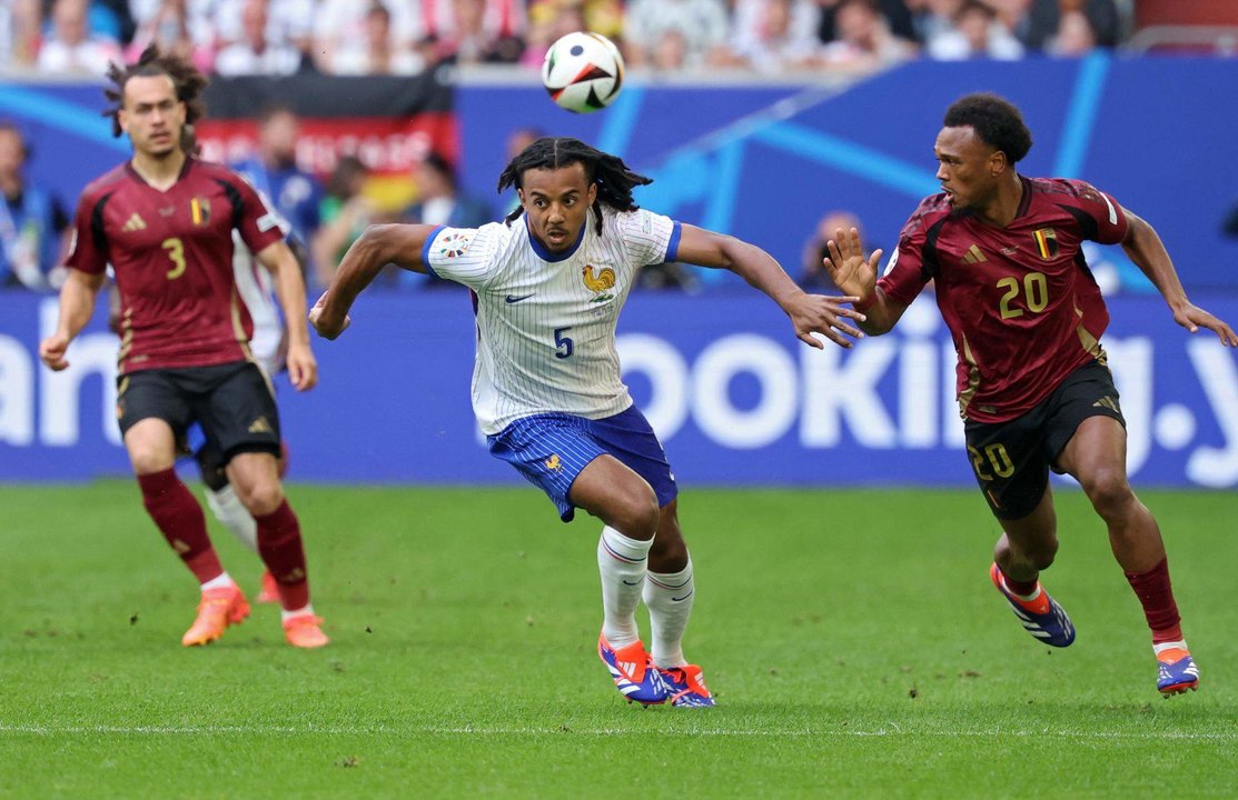 El defensa francés Jules Kounde durante el partido que ha enfrentado a Francia y Bélgica en Düsseldorf. EFE/EPA/FRIEDEMANN VOGEL