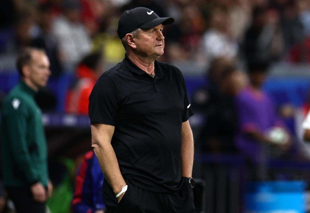 El entrenador Matjaz Kek de Eslovenia reacciona durante el partido de fútbol de la UEFA EURO 2024. EFE/EPA/ANNA SZILAGYI