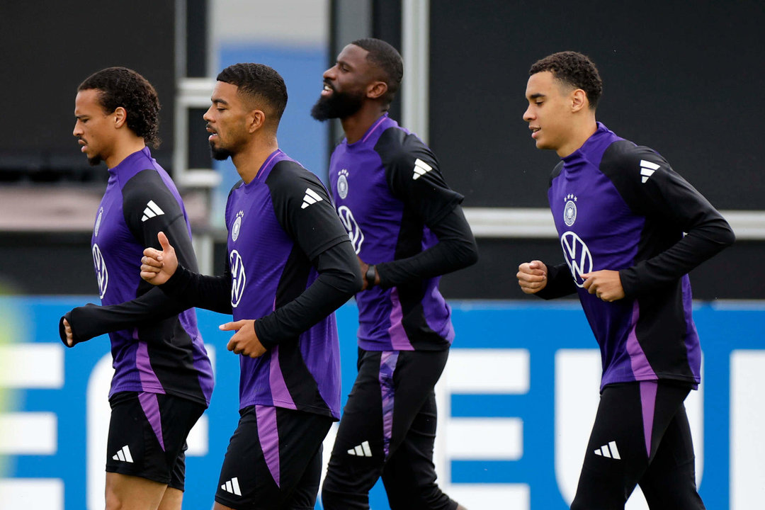 Los jugadores alemanes Jamal Musiala (d), Antonio Rüdiger (C), Benjamin Henrichs (2I)y Leroy Sane (I) se ejercitan en Herzogenaurach, Alemania. EFE/ Alberto Estevez