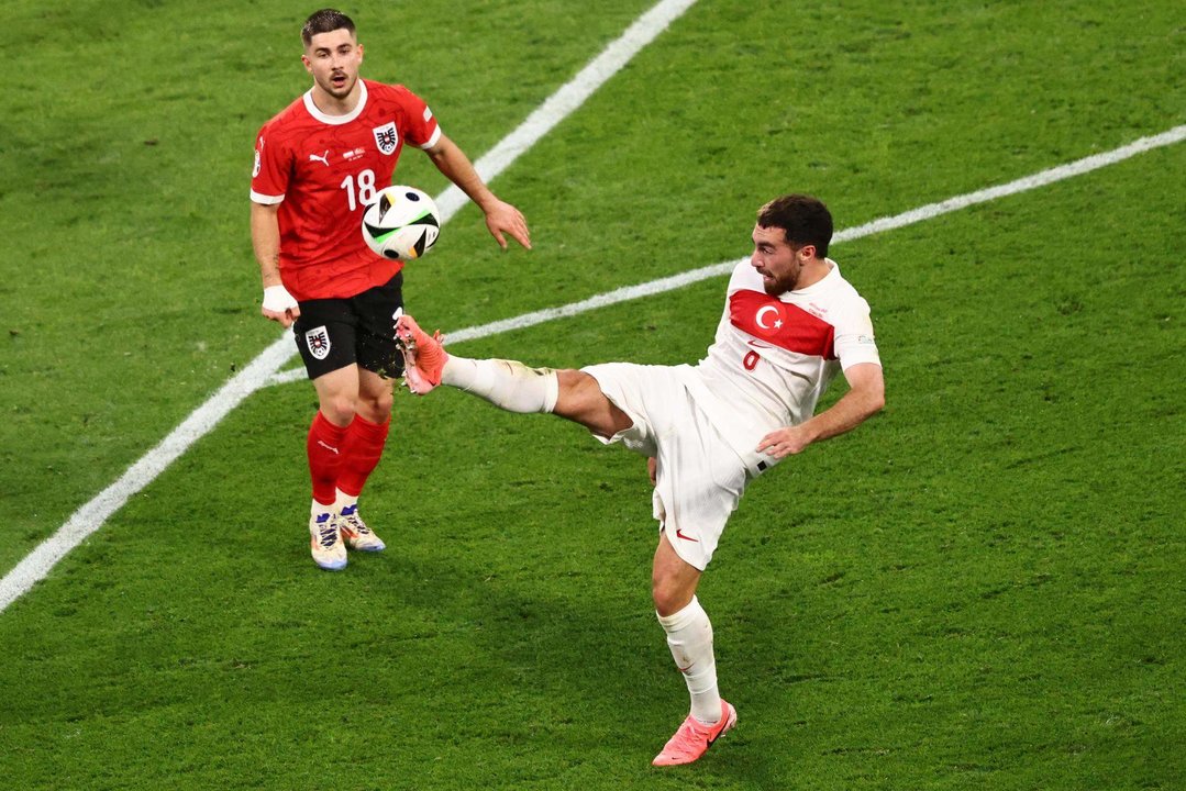 Orkun Kokçu durante el partido de octavos de final que han jugado Austria y Turquía en Leipzig, Alemania. EFE/EPA/HANNIBAL HANSCHKE