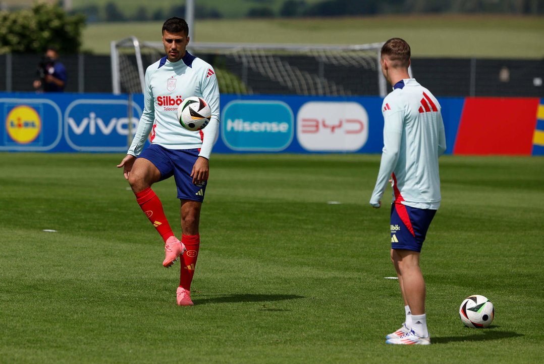 El centrocampista de la selección española Rodri durante el entrenamiento celebrado este jueves en la localidad alemana de Donaueschingen. España se enfrentará a Croacia el próximo 15 de Junio en el partido de la Eurocopa que disputarán en el estadio Olympiastadion. EFE/ JJ Guillén