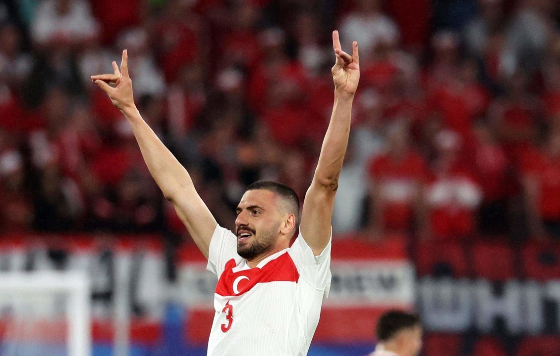 El jugador turco Merih Demiral celebra tras marcar su segundo gol durante el partido de fútbol de la Eurocopa 2024 entre Austria y Turquía. La UEFA abrió una investigación por "presunto comportamiento inapropiado" por el llamado 'saludo del lobo' que hizo Demiral, un gesto asociado con el grupo nacionalista de extrema derecha Los Lobos Grises. EFE/EPA/ABEDIN TAHERKENAREH