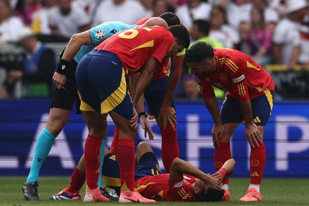 El español Pedro González "Pedri", centrocampista del Barcelona, tendido sobre el terreno de juego en Stuttgart, Alemania. EFE/EPA/ANNA SZILAGYI