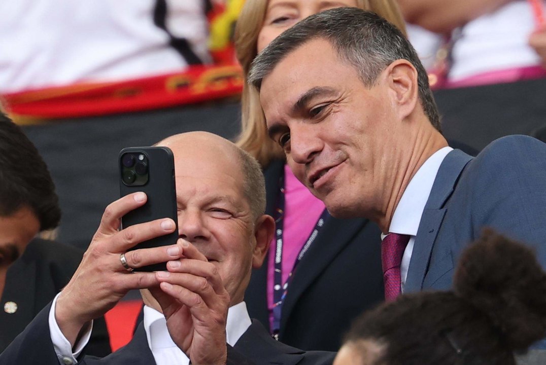 l presidente del Gobierno, Pedro Sánchez, junto al canciller alemán, Olaf Scholz,en Stuttgart, Alemania. EFE/EPA/FRIEDEMANN VOGEL