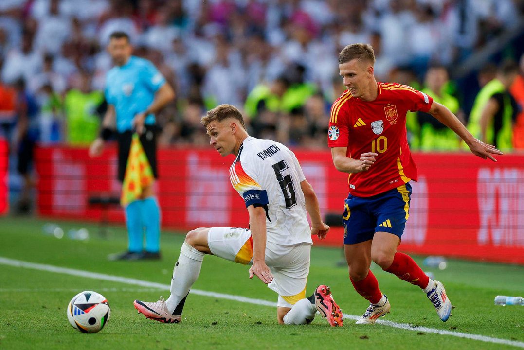 El centrocampista de la selección española Dani Olmo (d) trata de escapar del alemán Joshua Kimmich, durante el partido de cuartos de final de la Eurocopa que España y Alemania disputan este viernes en Stuttgart. EFE/Alberto Estévez