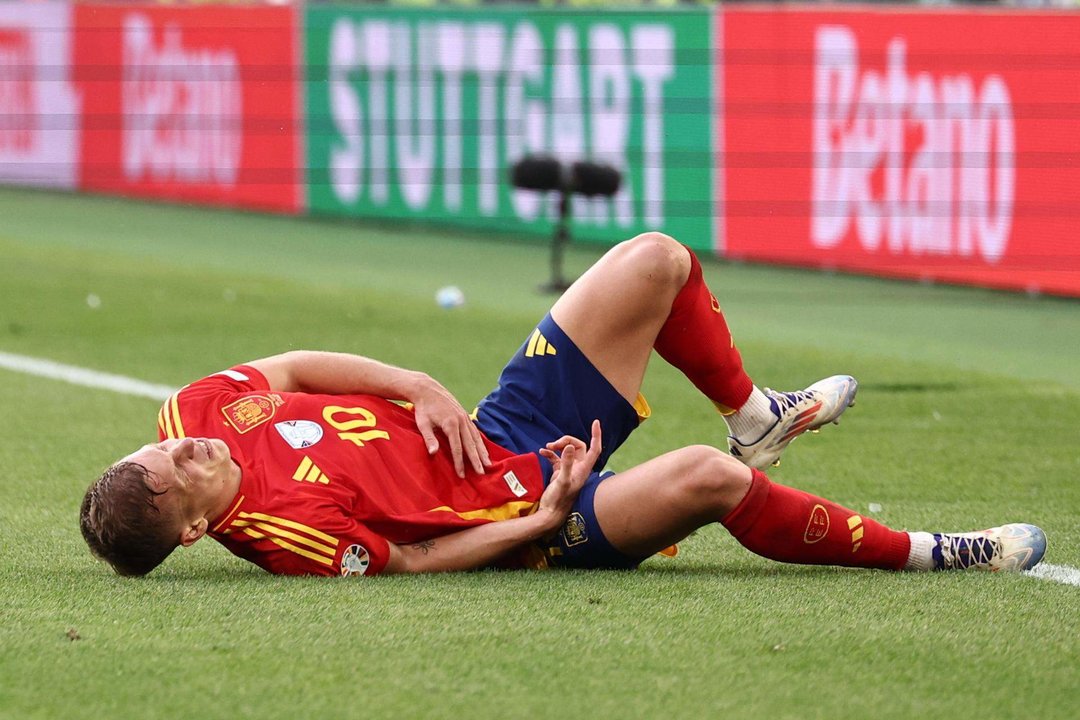 Dani Olmo sobre el césped del estadio de Stuttgart, Alemania. EFE/EPA/ANNA SZILAGYI