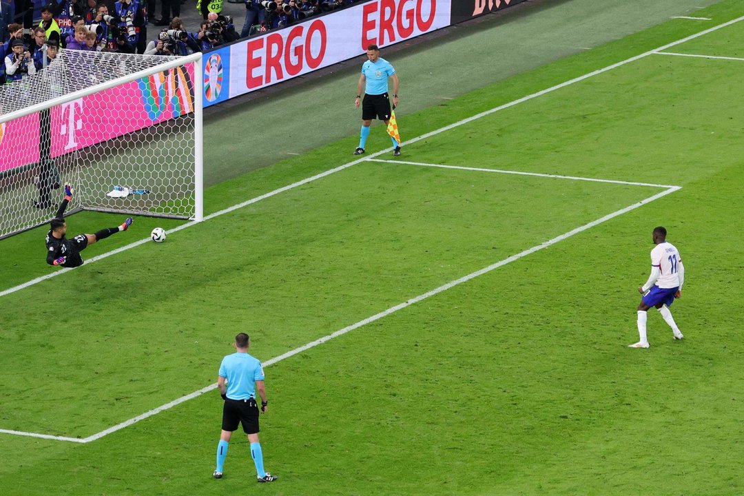 Ousmane Dembele transforma un penalti durante el partido de cuartos de la Eurocopa que han jugado Francia y Portugal en Hamburgo, Alemania.EFE/EPA/ABEDIN TAHERKENAREH