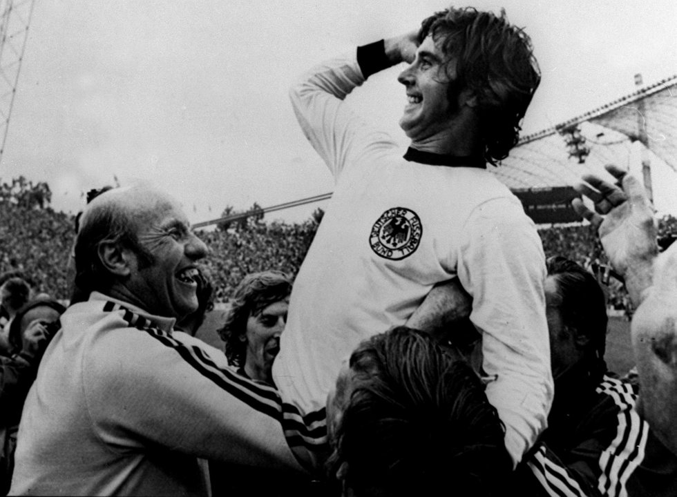 Gerd Müller (d.) en una fotografía de archivo de un partido con la selección alemana.-EFE/jgb