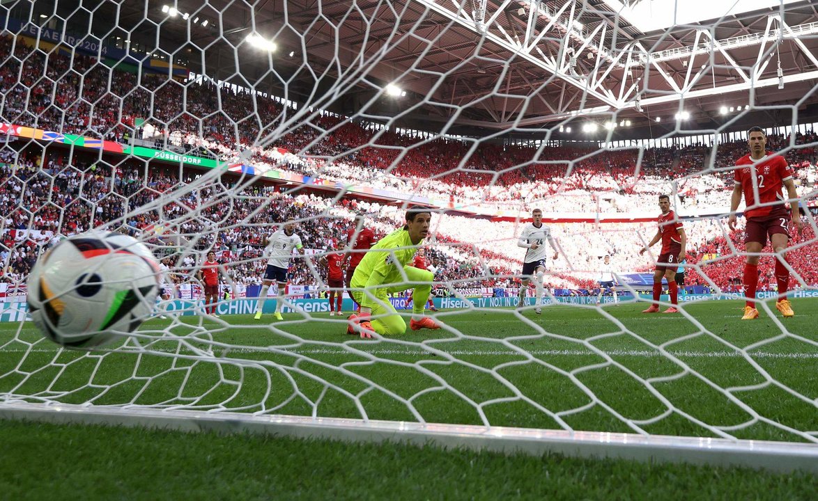 El portero suizo Yann Sommer no puede teener el balón del 1-1 durante el partido de cuartos de la Eurocopa entre Inglaterra y Suiza en Düsseldorf, Alemania. EFE/EPA/FRIEDEMANN VOGEL