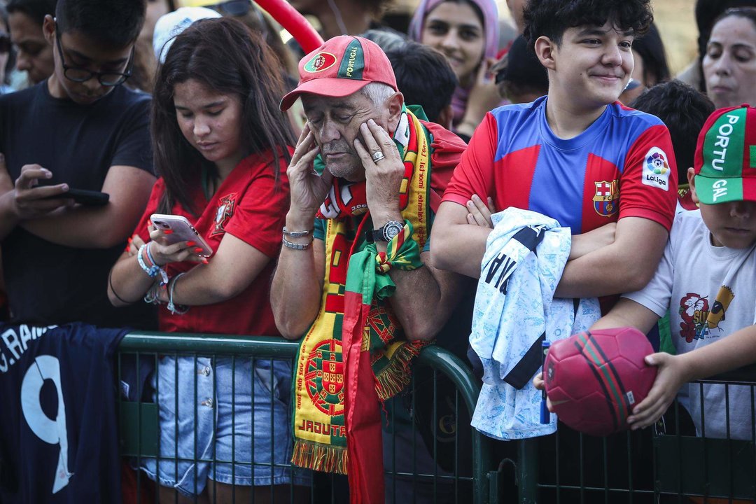 Decenas de aficionados recibieron este sábado a la selección de Portugal en el aeropuerto de LisboaEFE/EPA/RODRIGO ANTUNES