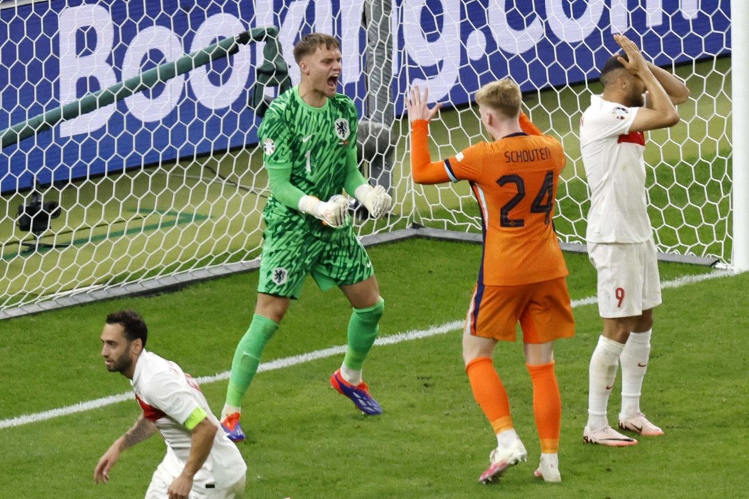 El portero Bart Verbruggen celebra la parada salvador del minuto 92 durante el partido de cuartos de final que han jugado Países Bajos y mTurquía en Berlín, Alemania. EFE/EPA/ROBERT GHEMENT