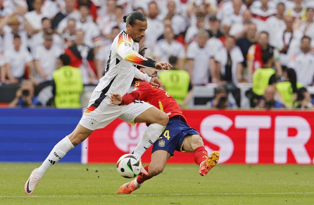 El jugador alemán Leroy Sané (i) y el español Marc Cucurella (d) en acción durante el partido de fútbol de cuartos de final de la Eurocopa 2024 entre España y Alemania, en Stuttgart. EFE/EPA/RONALD WITTEK