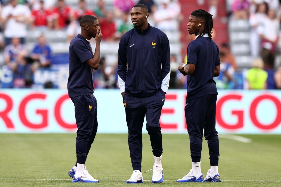 (I-D) Ousmane Dembele, Marcus Thuram, y Eduardo Camavinga sobre el césped del estadio de Múnich, Alemania.EFE/EPA/ANNA SZILAGYI