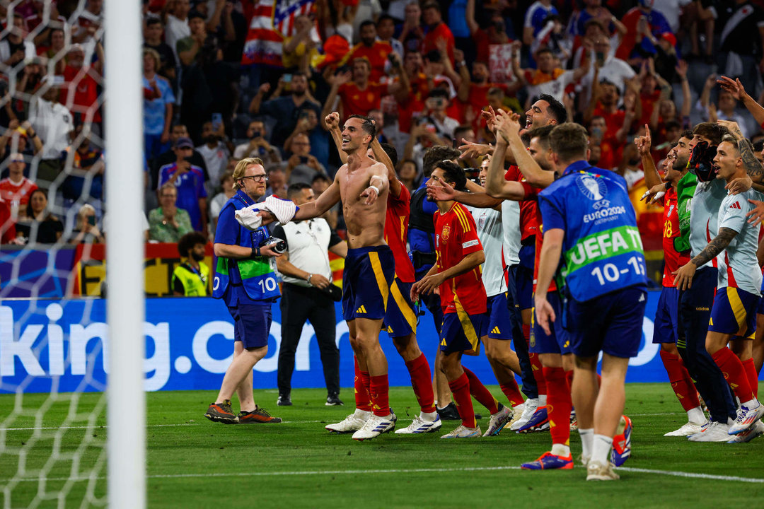 Los jugadores de la selección española celebran su pase a la final tras derrotar a la selección de Francia durante el partido de semifinales de la Eurocopa de fútbol que España y Francia han disputado s en Múnich. EFE/J.J.Guillen.