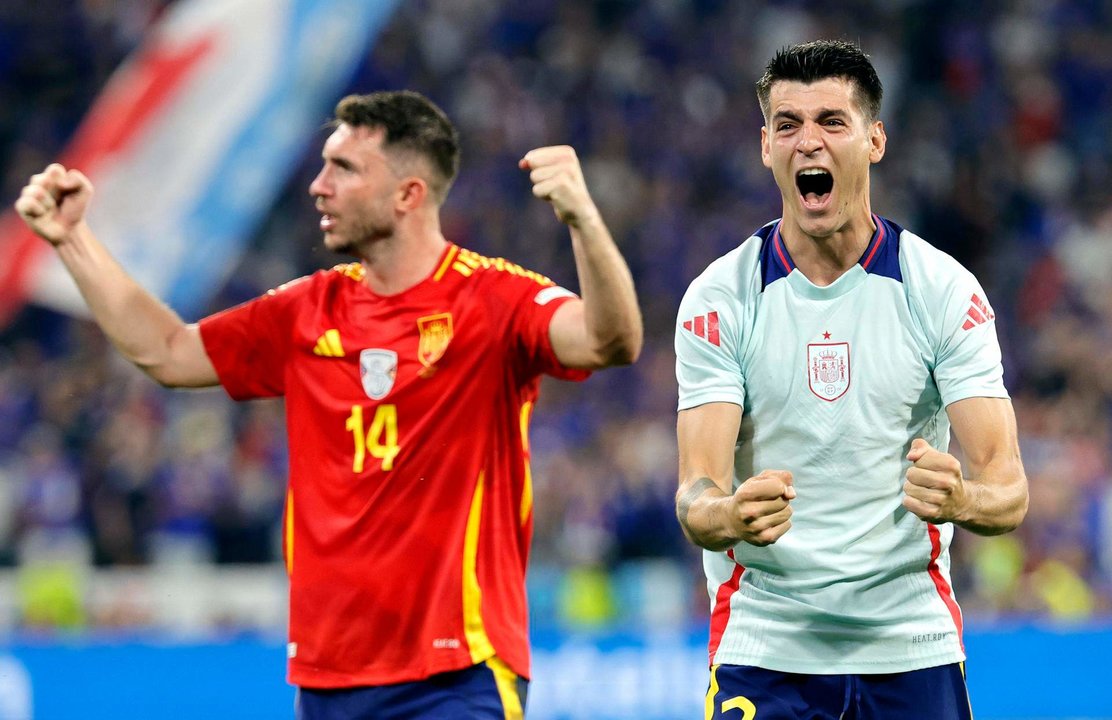 El central Aymeric Laporte y el delantero Alvaro Morata (d) en Múnich, Alemania. EFE/EPA/RONALD WITTEK