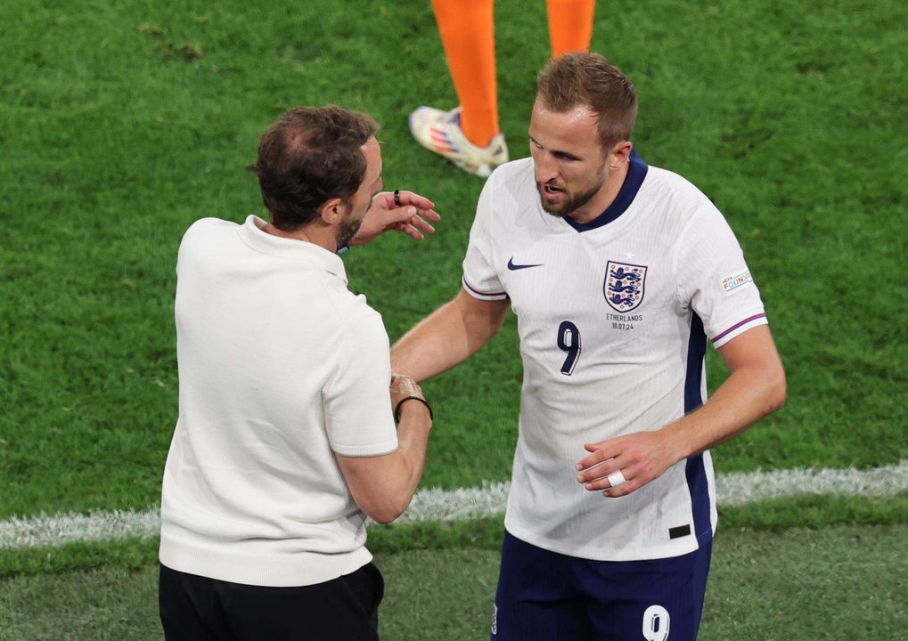 El seleccionador Gareth Southgate con Harry Kane tras la segunda semifinal de la Eurocopa entre Países Bajos e Inglaterra en Dortmund, Alemania. EFE/EPA/MOHAMED MESSARA