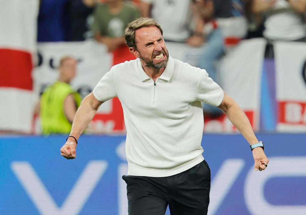 El seleccionador de Inglaterra, Gareth Southgate, celebra ante sus seguidores después de ganar la semifinal de la Eurocopa 2024 entre Holanda e Inglaterra, en Dortmund, Alemania. EFE/EPA/RONALD WITTEK