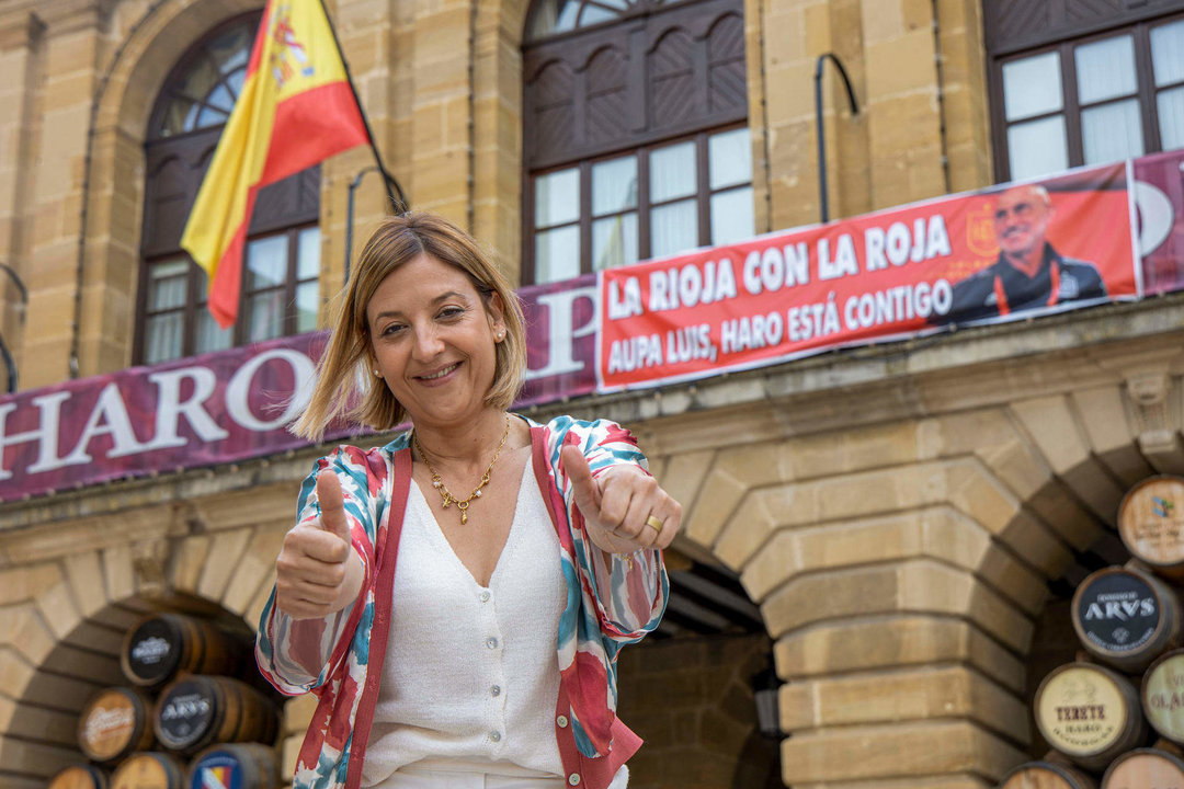 La alcaldesa jarrera, Guadalupe Fernández, ha señalado a EFE que no sabe si se valora lo suficiente la "magnitud" que supone que un jarrero lidere a la Selección de España en una final de la Eurocopa, donde ha ganado los seis partidos que ha jugado. "La Rioja con la Roja. ¡Aúpa Luis, Haro está contigo!" es el lema de la pancarta colgada en la fachada del Ayuntamiento de su ciudad natal, situada en La Rioja Alta, que vive emocionada estas últimas semanas el trabajo y esfuerzo realizado por su vecino en la Eurocopa y que ya está preparada para vibrar el domingo en la final contra Inglaterra, a la que confían que España gane.-EFE/ Raquel Manzanares