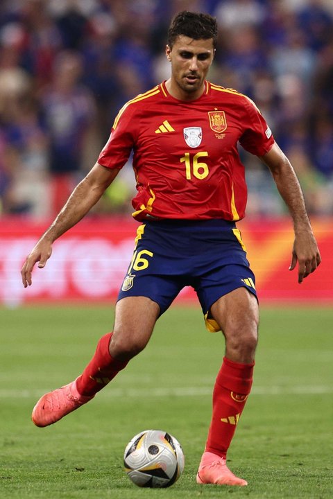 Rodri, centrocampista de la Selección española de fútbol -que el domingo jugará la final ante Inglaterra-, durante la semifinal de la Eurocopa que enfrentó a su equipo con Francia. EFE/EPA/ANNA SZILAGYI