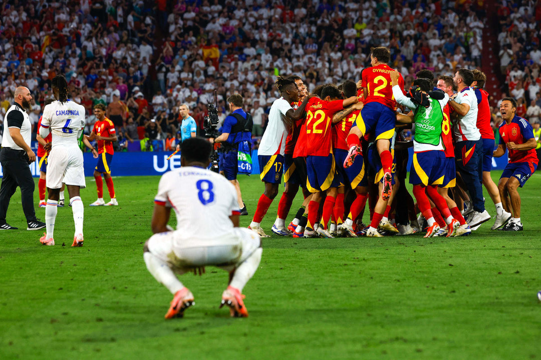 Los jugadores de la selección española celebran su pase a la final tras derrotar a la selección de Francia durante el partido de semifinales de la Eurocopa de fútbol que España y Francia disputaron el pasadp martes en Múnich. EFE/J.J.Guillen