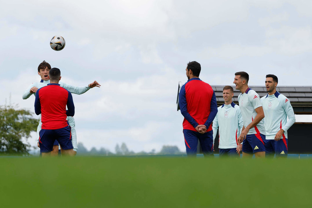 Los jugadores de la selección española de fútbol en una sesión de entrenamiento en vísperas de la final de la Eurocopa 2024 contra Inglaterra en la ciudad de Donaueschingen, Alemania. EFE/J.J. Guillén