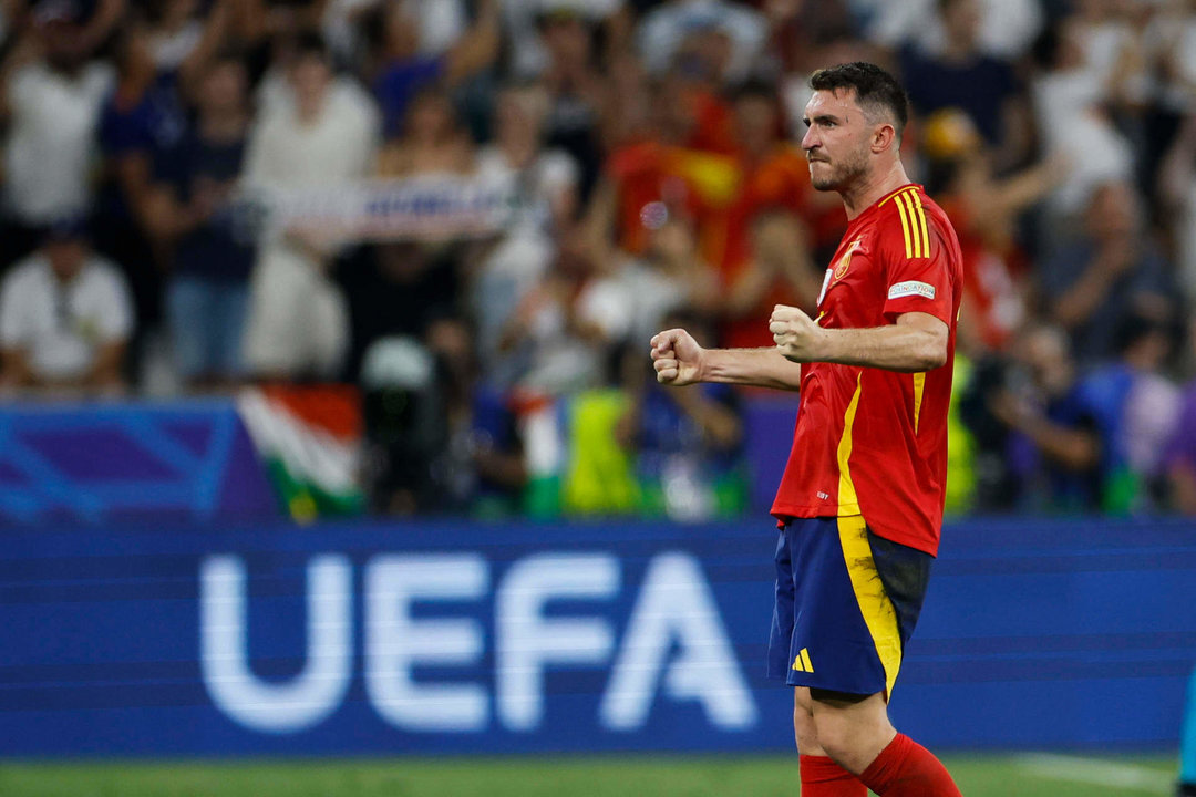 El español Aymeric Laporte al final del partido de fútbol de la semifinal de la Eurocopa 2024 entre España y Francia en el estadio Allianz Arena de Munich, Alemania. EFE/Alberto Estévez