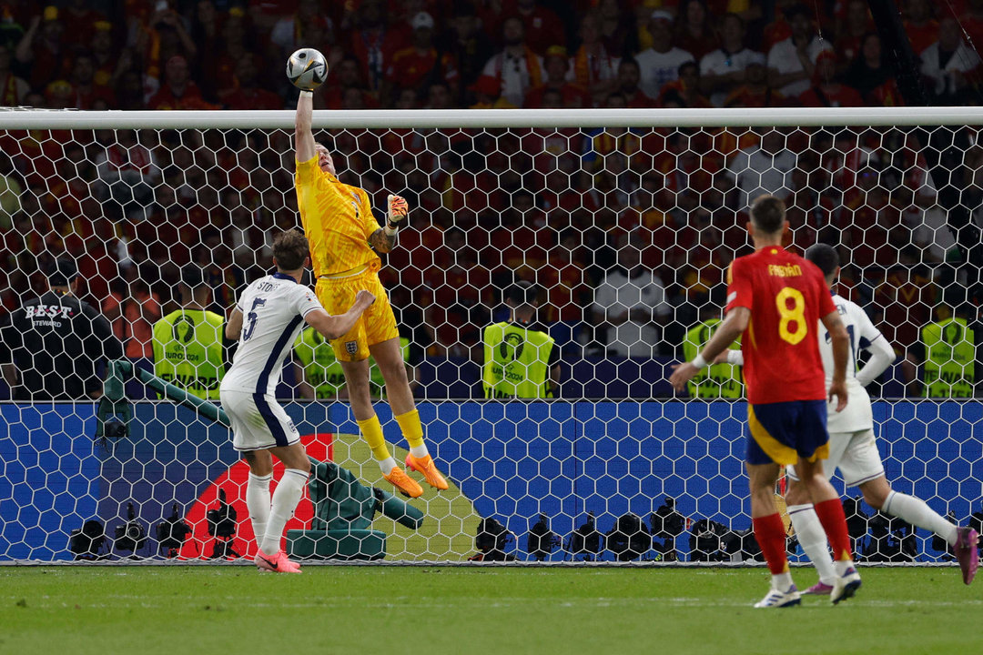 El portero de la selección inglesa Jordan Pickford despeja un balón durante el encuentro correspondiente a la final de la Eurocopa que disputaron España e Inglaterra en el Estadio Olímpico de Berlín. EFE /J.J.Guillén