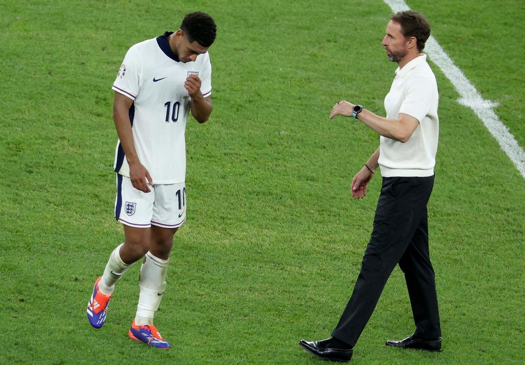 Gareth Southgate, seleccionador de Inglaterra de fútbol, junto al jugador Jude Bellingham tras perder la final en Berlín EFE/EPA/GEORGI LICOVSKI