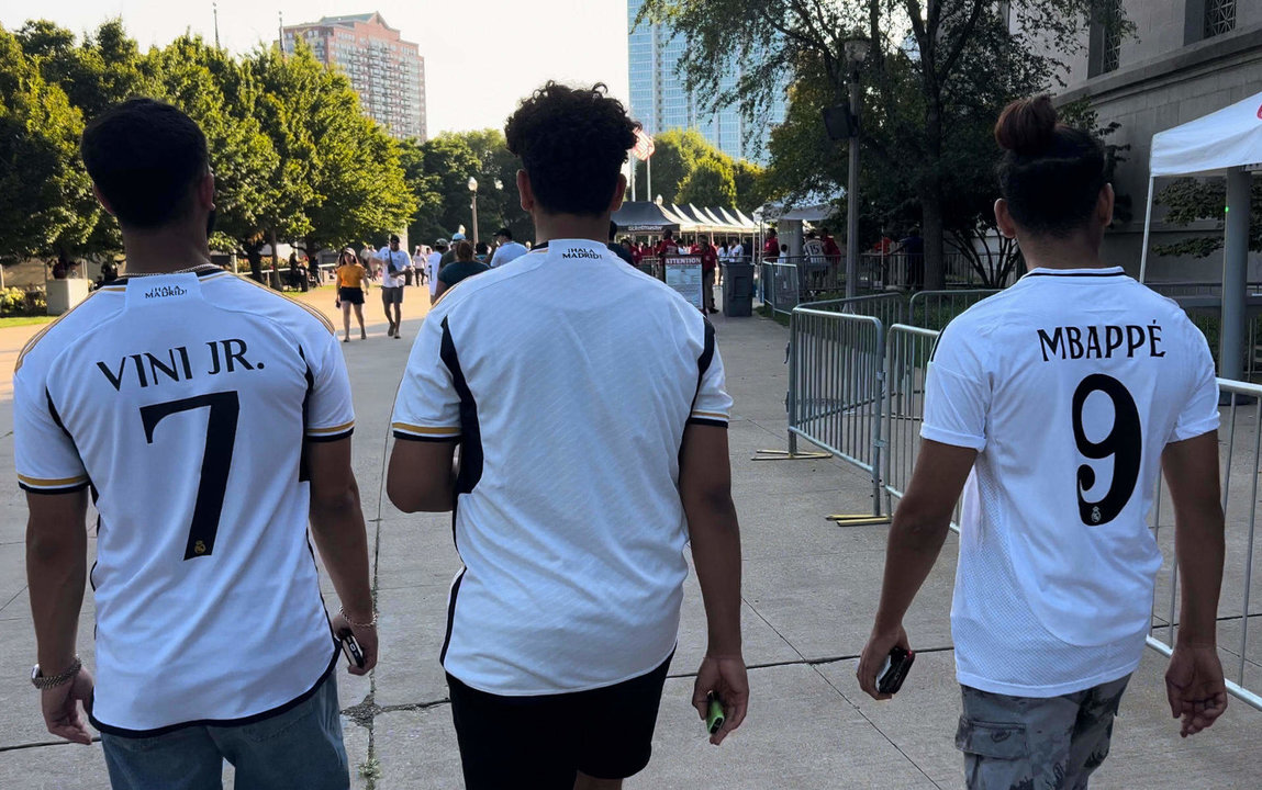 Aficionados del Real Madrid llegan al estadio con camisetas de Vinicius Jr y Mbappé este miércoles, en Chicago (EE.UU.). EFE/ Andrea Montolivo