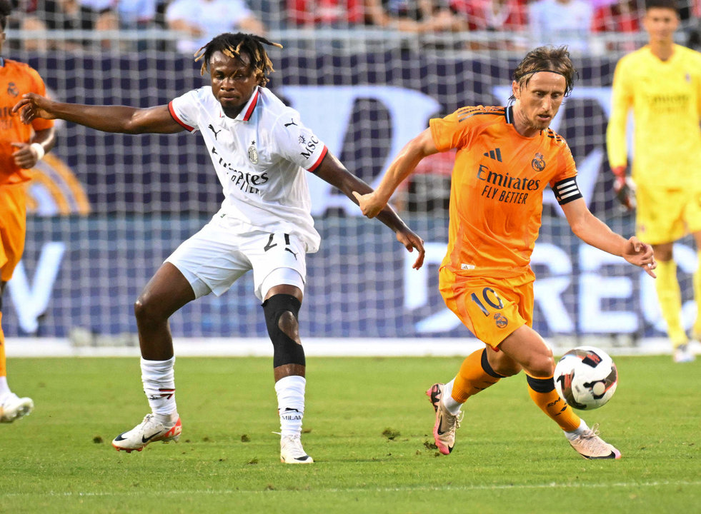 Luka Modrić (d) de Real Madrid disputa un balón con Samuel Chukwueze de Milan durante un apartido amistoso en el estadio Soldier Field de Chicago (EEUU). EFE/ Nuccio Dinuzzo