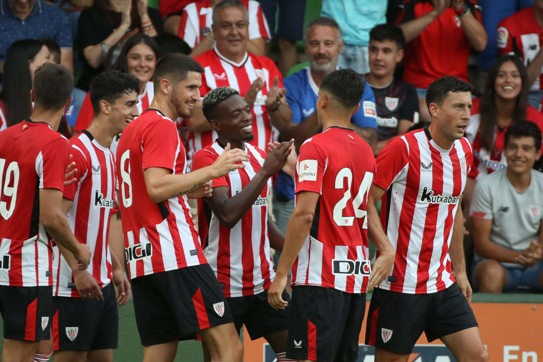 El nuevo fichaje del Athletic, el delantero Álvaro Djaló (c), celebra tras anotar un tanto ante el Eibar durante un encuentro amistoso de pretemporada disputado este jueves en el estadio de Las Llanas. EFE/ Luis Tejido