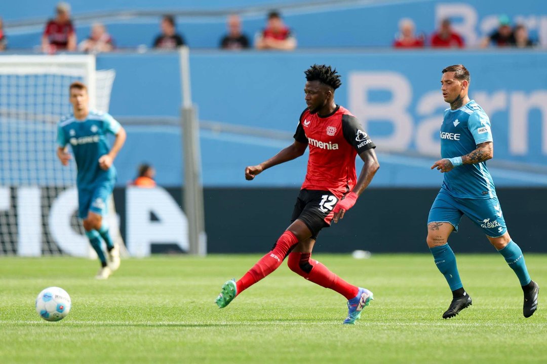 El jugador del Leverkusen Edmond Tapsoba (C) en acción ante el Betis en un amistoso jugado en Leverkusen, Alemania. EFE/EPA/CHRISTOPHER NEUNDORF