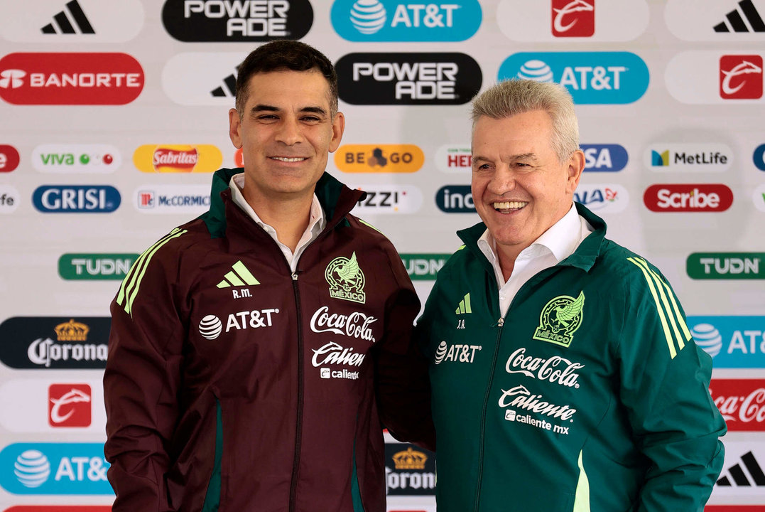 Imagen de archivo dl entrenador de la selección mexicana de fútbol, Javier Aguirre (d), y el auxiliar técnico, Rafael Márquez. EFE/José Méndez