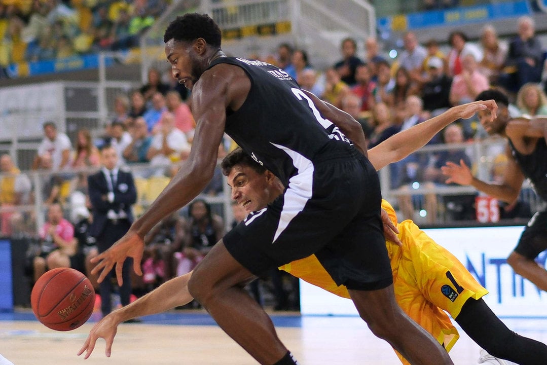 Carlos Alocén (d) y Selom Mawugbe (i), jugadores del Dream Gran Canaria y del Dolomiti Energía Trento italiano, durante el partido correspondiente a la primera jornadade la fase de grupos de la Eurocopa, que ambos equipos han disputado en el Gran Canaria Arena de la capital grancanaria. EFE/Ángel Medina G.